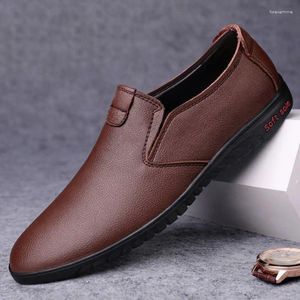 Sapatos casuais de couro de luxo de couro masculino mocassins para homens 2024 Flats confortáveis Andulações de moda ao ar livre