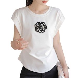 Japanska stil tredimensionell skärning med veck och smal midje design, tredimensionell kamelia blomma silk bomull t-shirt för kvinnokläder, visar