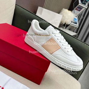 Designer Sneakers Shoes Treinador Gump Studs Valenstino Novo fundo genuíno de couro versátil Little White Women's Lisure Sports Board Flat MQJ5