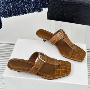 Tofflor sommarskor för kvinnor äkta läder kattunge klackar fretwork flip flops tryck bilder designer thong sandaler