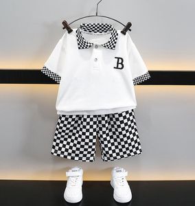 B2608 Çocuk Tasarımcı Giysileri Erkek Bebek Giyim Setleri Yaz Kısa Kollu Polol T Shirt Ekose Şort Seti