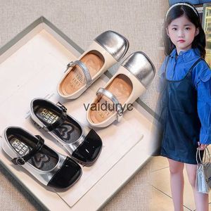 Sneakers dziewczyny małe skórzane buty 2024 Wiosna i jesień nowe dziecko sofe sole fasola koreańska edycja kwadratowy Kids Princess Trend H240411