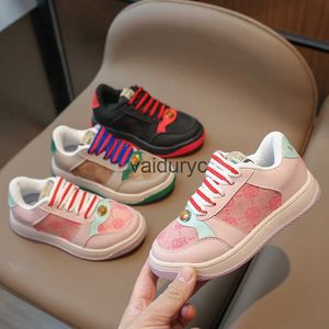 Sneakers Korean Casual and Versatile Childrens brädskor med tjocka sulor Sport för pojkar flickor Single Spring Autumn Shoe Trend H240411