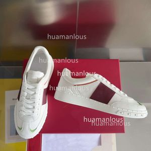 Upp valenstino skor spetsläder designer casual sneakers tränare äkta par stil färg nit sport mode enkel mångsidig små vita kvinnor