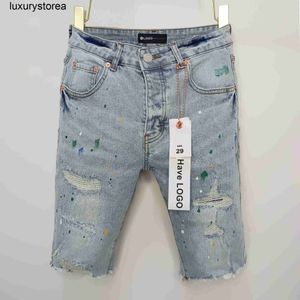 Purple Brand Streetwear Trend mit spritzten Tinte und zerrissenen Jeanshorts für Männer im Sommer