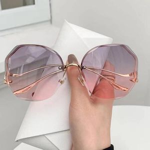 Güneş gözlükleri moda kadınlar gradyan renk modaya uygun retro rimless okyanus lens güneş gözlükleri metal kavis
