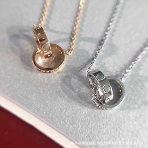 Designer Charm Carter High Version V Guldkvalitet Double Ring Diamond Necklace med sammanlåsande Ljus lyxig internet Röd krage kedja