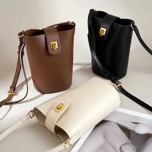 Saco de telefone versátil de couro 2024 Trendência do início da primavera Mini Mini One ombro Crossbody Couro real