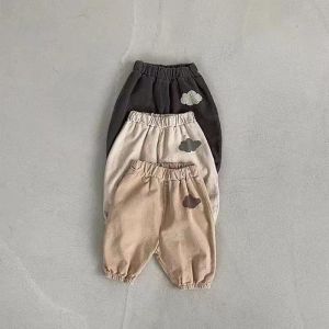 Pantaloni 2022 Autunno Nuovi pantaloni di vellutoy sciolti casual bambina ragazza semplice clouds pantaloni per bambini ragazzi grandi pp pantaloni harem sciolti