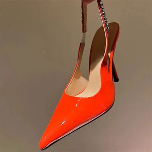 Donne appuntite sexy Designer di tacchi ad alto livello decorazioni in metallo slingback donne scivolano su abiti da festa sandali di moda sandali mujer