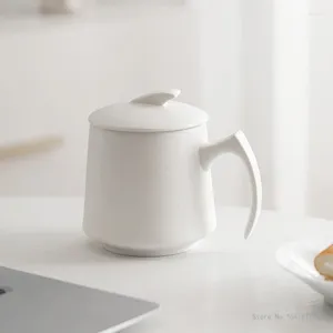 Tassen 1PC kreativ 500 ml Tee Wasser Trennung Filter Tasse mit Deckel weiße schwarze Becher Keramik Hauszimmer Büroversorgungen tragbares Geschenk