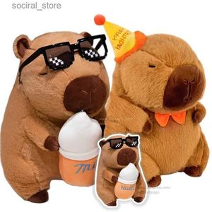 Animais de pelúcia de pelúcia Feliz aniversário Capybara Plushie empalhado de desenho animado abraço de leite garrafa Capibara Plush Toy Gream de aniversário exclusivo para menino L411