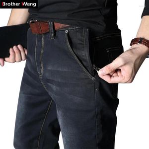 Jeans maschile 2024 marchio sciolto elastico dritto elastico pantaloni in denim con cerniera maschio grande dimensione 40 42 44 46 48