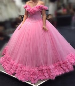 2020 Różowa suknia balowa Quinceanera Sukienki z rękawów na ramię z kwiatami długie słodkie 16 puszysty pociąg katedry 8440374