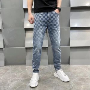 Herr jeans ljus lyxig high-end mode fyrkant pläd tryckt design stretch smal passform rak ben trendiga byxor