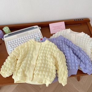 子供用のジャケットかわいいふくらんでいる格子縞のジャケット