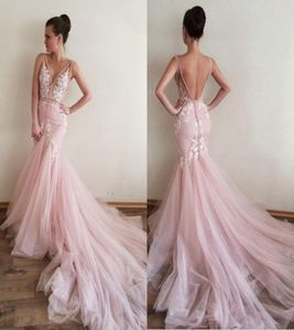 Elegant Blush Pink Deep V Neck Prom Evening Dresses Party Formell klänningar Lace Applique Tulle Court Train Ruffles Rygglöst billiga desi9114147