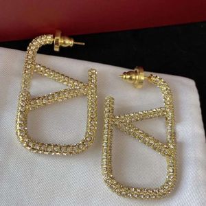 2023 örhängen designer för kvinnor stud hjärta form pärla kristall guld dubbel v brev sier smycken klassisk trevlig