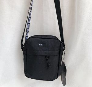 18SS Erkekler Tuval Küçük Çapraz Vücut Bag Kızın Sade Nedensel Çantaları Mini fermuar Spor Tasarımcısı Siyah/Kırmızı Messenger Çantası ve Tote Alışveriş Çantaları4248443