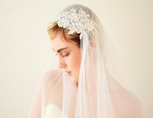 Sälj Juliet Cap Two Layer Wedding Veil Fingertip Length Cut Edge Bridal Veil Applique med Comb 189A9925522