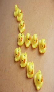 Ship 100pcs Rubber Swimming Duck 435cm Sounding Duck Toy Educational Toys for Kids Bath Water Ducks Toy Christmas Gift3572254