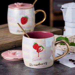 Taglie latte caffè con coperchio e cucchiaio in ceramica Ceramica tazza di fragola simpatica tazza per la colazione di San Valentino Regalo di compleanno