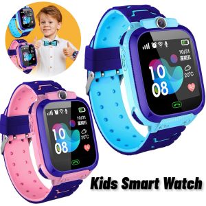 Watches Kids Smart Watch Touch Screen SOS Smartwatch för barn Sim Card LBS Plats Fotvattentät gåva för pojkar Girls iOS Android