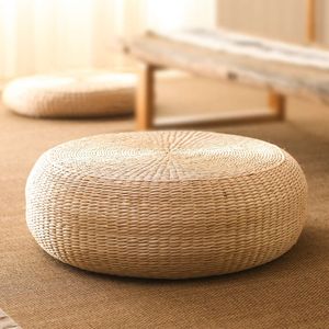 Dishikai in stile giapponese tatami mat futon cuscino meditazione buddha adorano il pavimento della casa in ginocchio