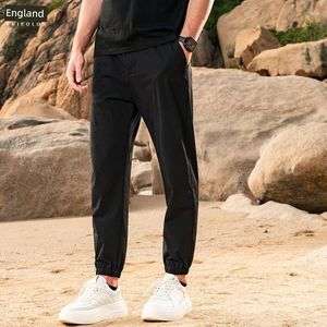 Pantaloni da uomo Yingjuelun Luce e asciugatura rapida 2024 Seta di ghiaccio estiva per sottili sport casual con piedi elastici di cinghia capris