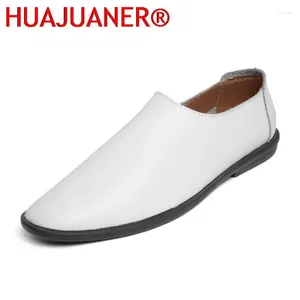 Sapatos casuais masculino masculino formal mocassins de couro 2024 Trendência vestido de verão confortável de verão elegante apartamentos brancos