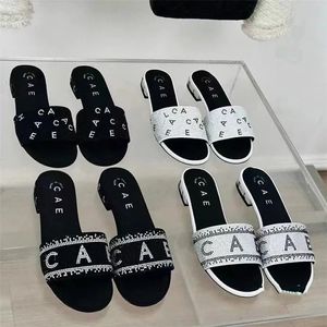 Kvinnor Summer Slippers Diamond Designer Luxury Brand Letter Black White Colors Sexy Temperament