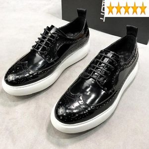 Scarpe casual uomo punta dell'ala brogue britannica 2024 Piattaforma spessa allacciata da uomo d'affari vestito di alta qualità in vera pelle