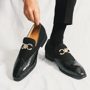 Lässige Schuhe Frühling italienische Mode Leder Metall Schnalle Loafer für Männer Mann Schuhgeschäft Männlich formale spitze Hochzeit