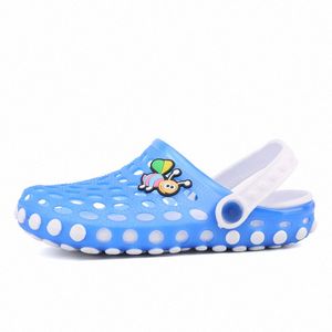 Sandaler berömda designer kvinnor män barn glider tofflor strandvattentäta skor spänne utomhus sneakers 10yx#