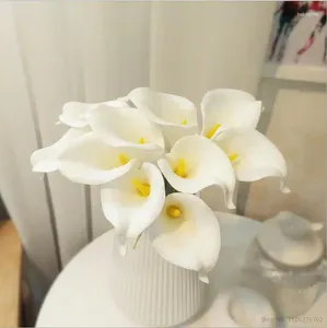 装飾的な花30pcs calla real touch lily pu人工花の花束ホームウェディングブライダル装飾花輪13色