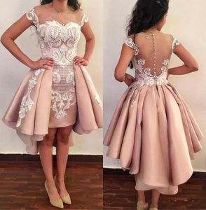 2018 Blush rosa korta cocktailklänningar från axelvita spetsar Applique backless overskirts prom klänningar för examen hemkomst w5972126