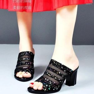 Kapcie modne na wysokim obcasie cekinowe kobiety letnie czarne siatki sandały palców pepan 2024 puste poślizg na slajdach buty żeńskie