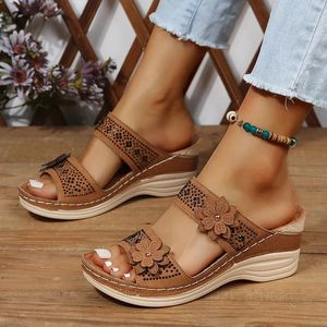 Mulheres de verão Sapateiros de tamanho grande sapatos femininos Retro Roman Sandals Women Pu Casual Flower Wedge Sandals Platform Slippers 240401