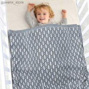 Blankets Swaddling Baby Blanket Fashion Alphabet Pattern Plaid Newborn Girl Stroller Wrap Swaddle Cotton Knit Infant Boy Bedding Sofa Soft Quilt Y240411