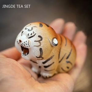 Boutique Tea Pet Ornaments Handmålad tigermodell bordsdekoration kinesisk yixing lila lera set tillbehör 240411