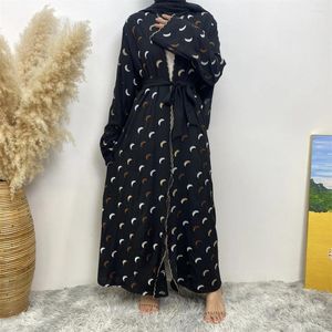 エスニック衣類Eid Mubarak Moon Embroidery abayas for Women Muslim 2024 Ramadan Kimono Cardigan Islamic Jalabiya Kaftan Robe Dubai Dress