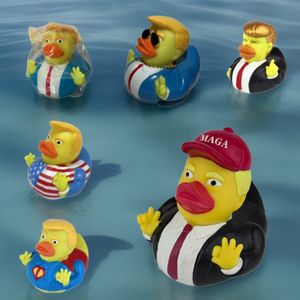 Maga Trump Cap Ducks Pvc Bath Floating Water Toy Party levererar roliga leksaker gåva