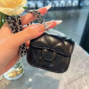 Mini hörlurar påse lyxdesigner crossbody väska metall rem mini tote mini bluetooth hörlurar påse kan hängas nacken snygg axelväska