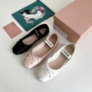 Luxury Ballet Flat Bow Silk Round-Toe Dance Shoes Women's Shoes Strap Boat Designer Shoes Bottom Bekväm Retro Elastic Band Grunt Mune Elegant Shoes