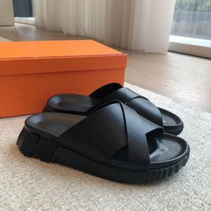 Itália Design Men Slide Flats Infra Sandals Sapatos Calfskin Borracha sola mulas conforto calçados deslize em linear de praia Designer Walking EU38-46