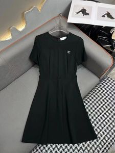 デザイナーの女性のカジュアルドレス夏のファッションブランドレディーストップタンクドレスニット綿Uネックノースリーブソリッドセクシードレス弾力性ボディコンミニスカート