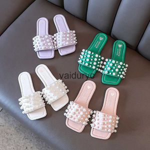 Slipper 2022 verão Novos sandálias de pérolas lazer saltos baixos usam chinelos de fundo plano simples meninas de estilo estrangeiro simples h240411