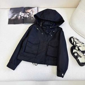 Damenjacken Designer Early Frühling Neue Mode -Kordelkordel -Windbreaker -Mantel Klassiker großer Taschenlösche Jacke 3lga