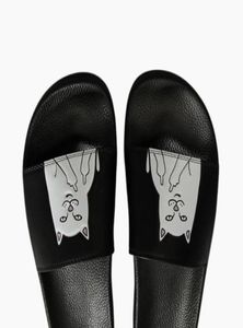 Flipers de Ripndip Man e mulheres amantes casuais gatos de dedos do meio chinelos sandálias de praia Slippers ao ar livre Hiphop Street SA9387507