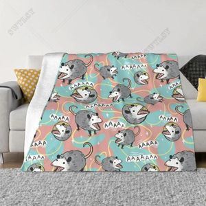 Filtar opossum tecknad plåt soffa täcker flanell textil dekor djur collage gåvor kast filt för säng soffa sängkläder